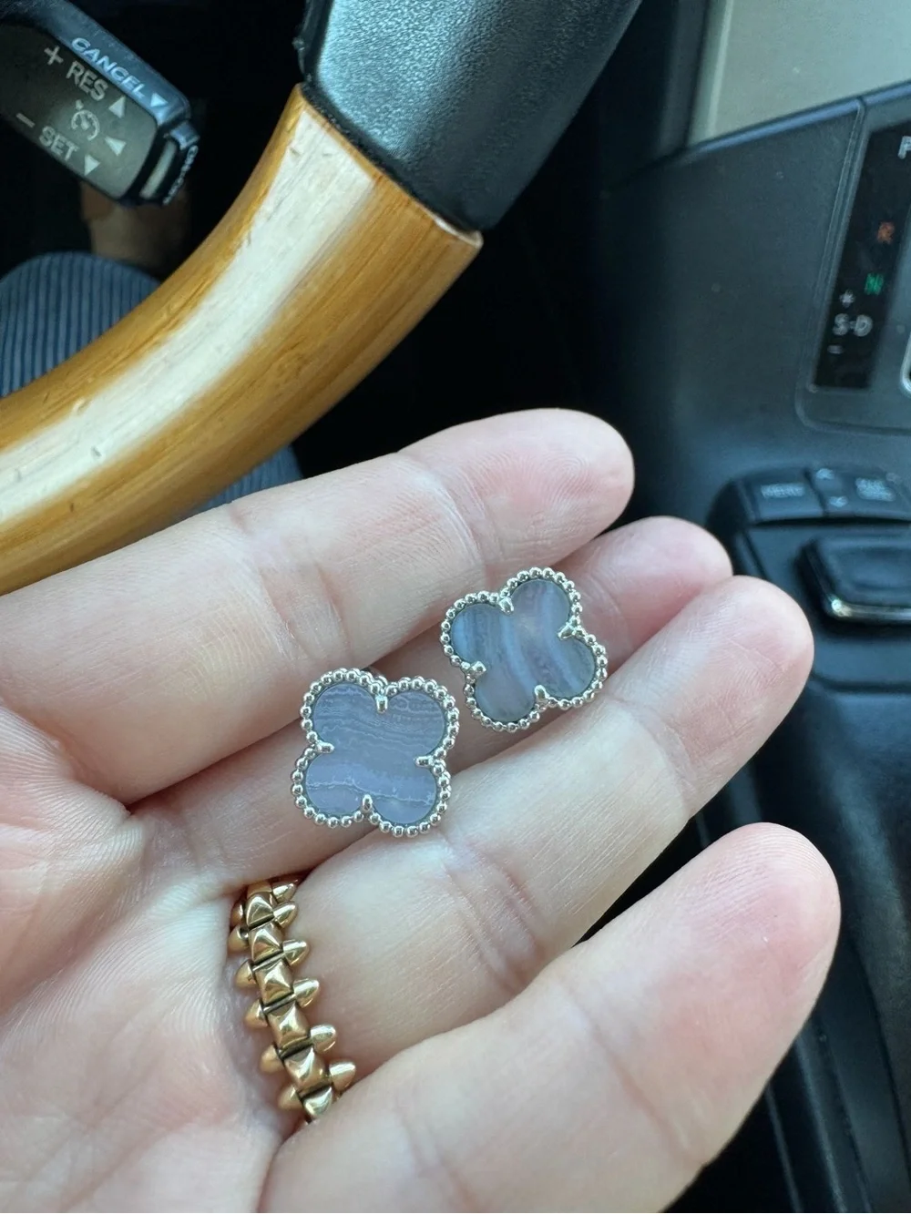 Van Cleef & Arpels chalcedony Clover Stud Earrings - Picture 2 of 15